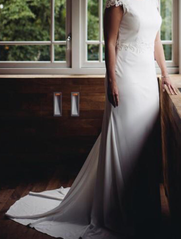 Mooie elegante eenvoudige bruidsjurk
