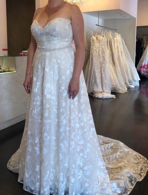 Exclusive Sweetheart Strapless Embroidered Lace Ball Gown Wedding Dress
