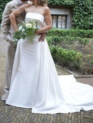 Stijlvolle strapless trouwjapon met losse overrok en losse strik