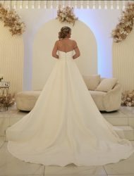 Stijlvolle strapless trouwjapon met losse overrok en losse strik