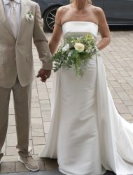 Stijlvolle strapless trouwjapon met losse overrok en losse strik