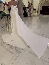 Stijlvolle strapless trouwjapon met losse overrok en losse strik