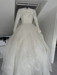 Een prinsessen trouwjurk met lange mouwen