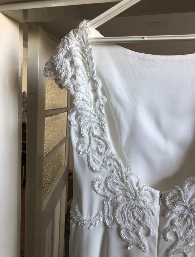 Mooie elegante eenvoudige bruidsjurk