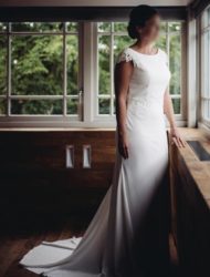 Mooie elegante eenvoudige bruidsjurk