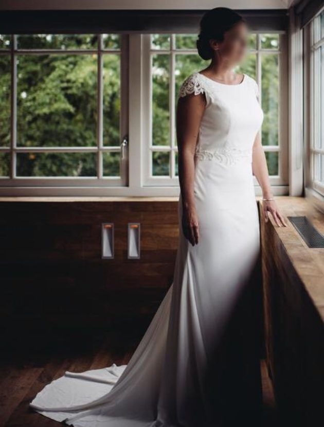 Mooie elegante eenvoudige bruidsjurk