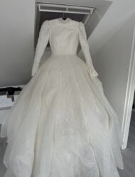 Een prinsessen trouwjurk met lange mouwen