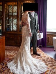 Prachtige en bijzondere bruidsjurk/japon van kant met lange mouw, split, sleep en een opengewerkte rug!