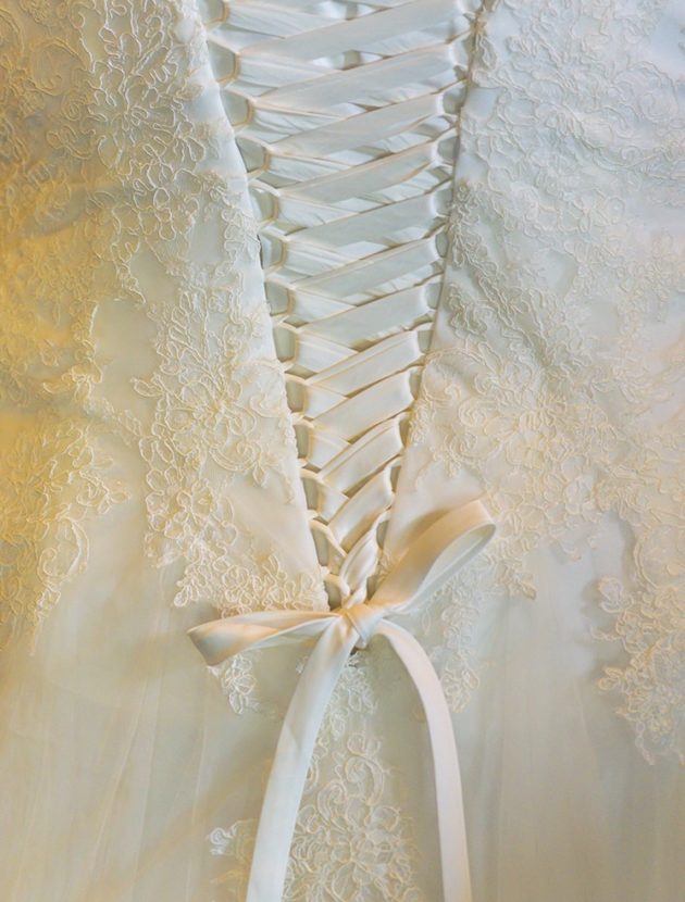 maat 54/56 ivoorkleurige jurk van tule en kant met vetersluiting en rugdetail