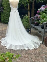 Modeca lichte kanten top trouwjurk