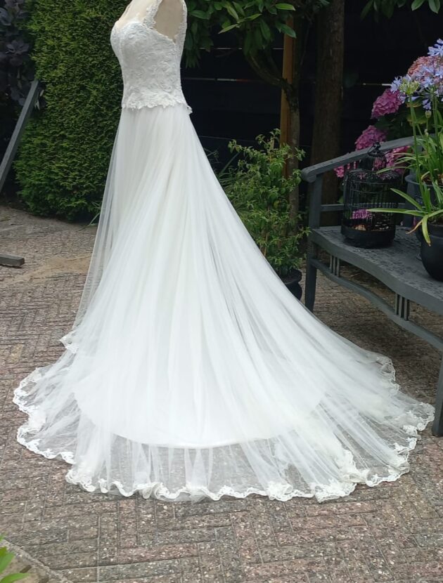 Modeca lichte kanten top trouwjurk