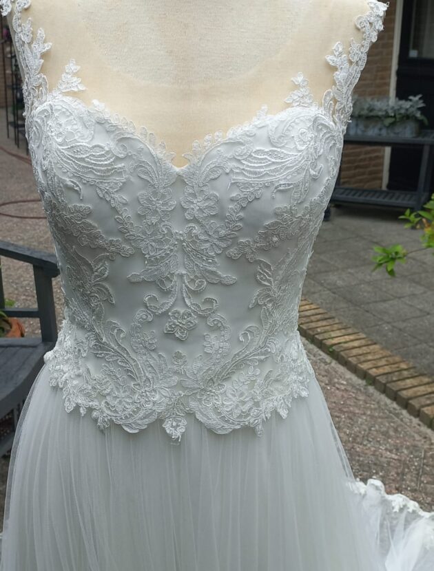 Modeca lichte kanten top trouwjurk