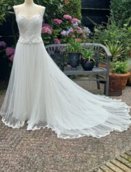 Modeca lichte kanten top trouwjurk