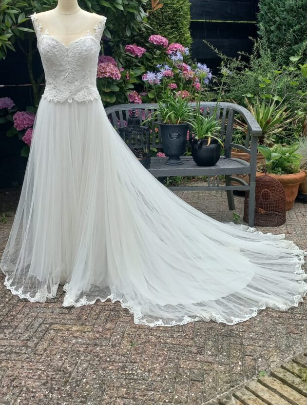 Modeca lichte kanten top trouwjurk