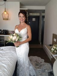 Schitterende bruidsjurk van Blue Enzoani, model Nini. In juli 2021 1 dag gedragen, is al naar de stomerij geweest, incl. hoes van Weddings.