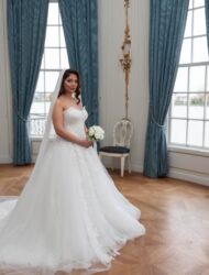 Strapless prinsessen trouwjurk (ball gown) met kant en sleep