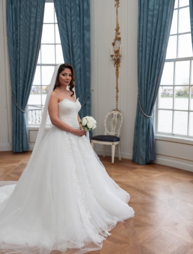Strapless prinsessen trouwjurk (ball gown) met kant en sleep