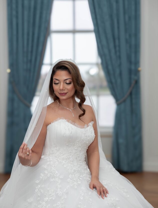Strapless prinsessen trouwjurk (ball gown) met kant en sleep