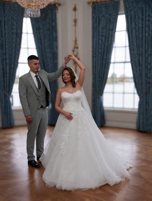 Strapless prinsessen trouwjurk (ball gown) met kant en sleep