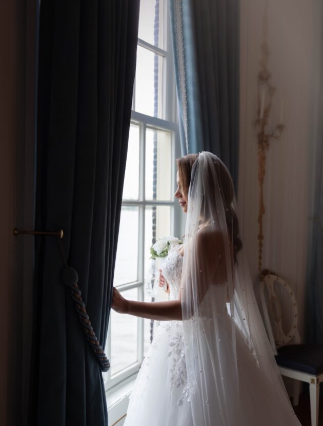 Strapless prinsessen trouwjurk (ball gown) met kant en sleep