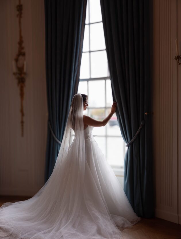 Strapless prinsessen trouwjurk (ball gown) met kant en sleep