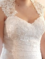 Stralende bruid in deze Sweetheart jurk in Ivorygold met prachtig lijfje en sierlijke korte kanten sleep, zorgt voor mooi silhouet.