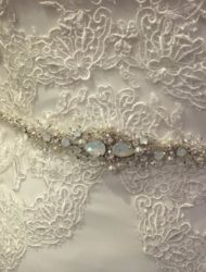 ‘Beautiful by Enzoani’ lange trouwjurk met een open rug en glittertje in de taille  + sleep + evt. lange sluier (mijn maat is 38)