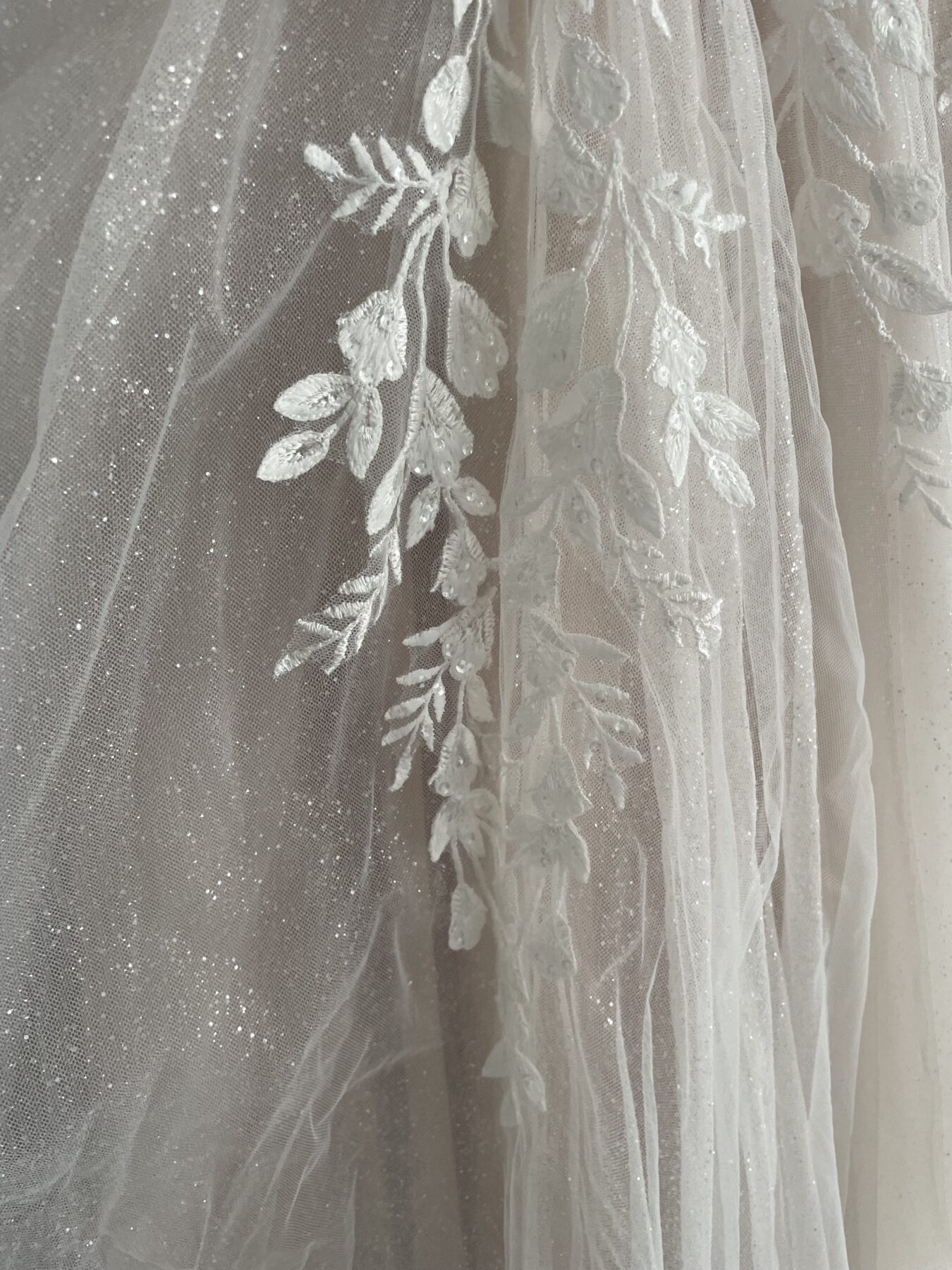 Prachtige trouwjurk met kant en subtiel glitter in tule rok