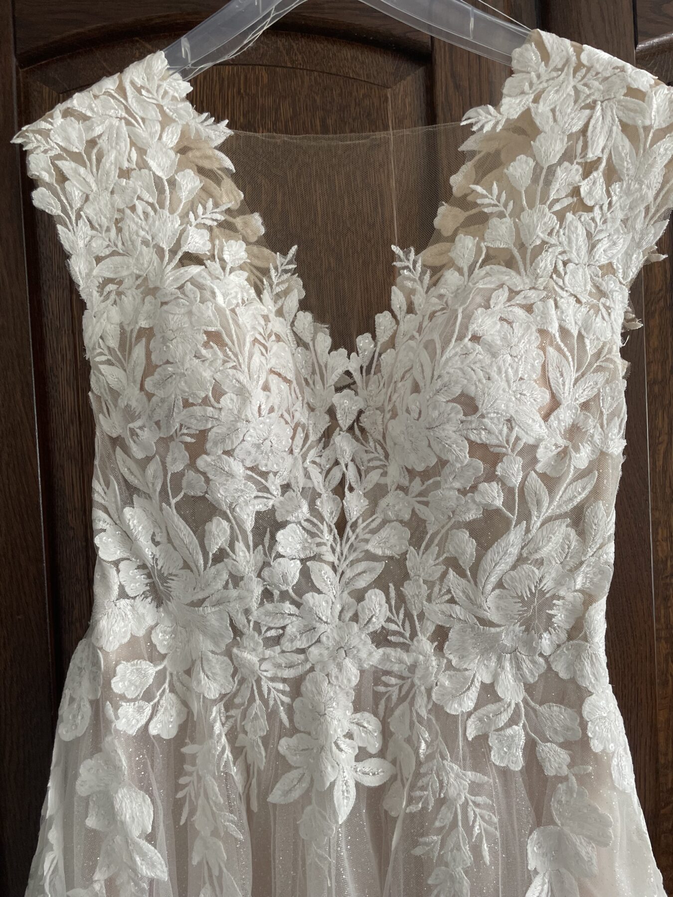 Prachtige trouwjurk met kant en subtiel glitter in tule rok