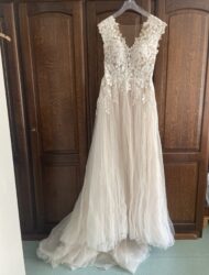 Prachtige trouwjurk met kant en subtiel glitter in tule rok