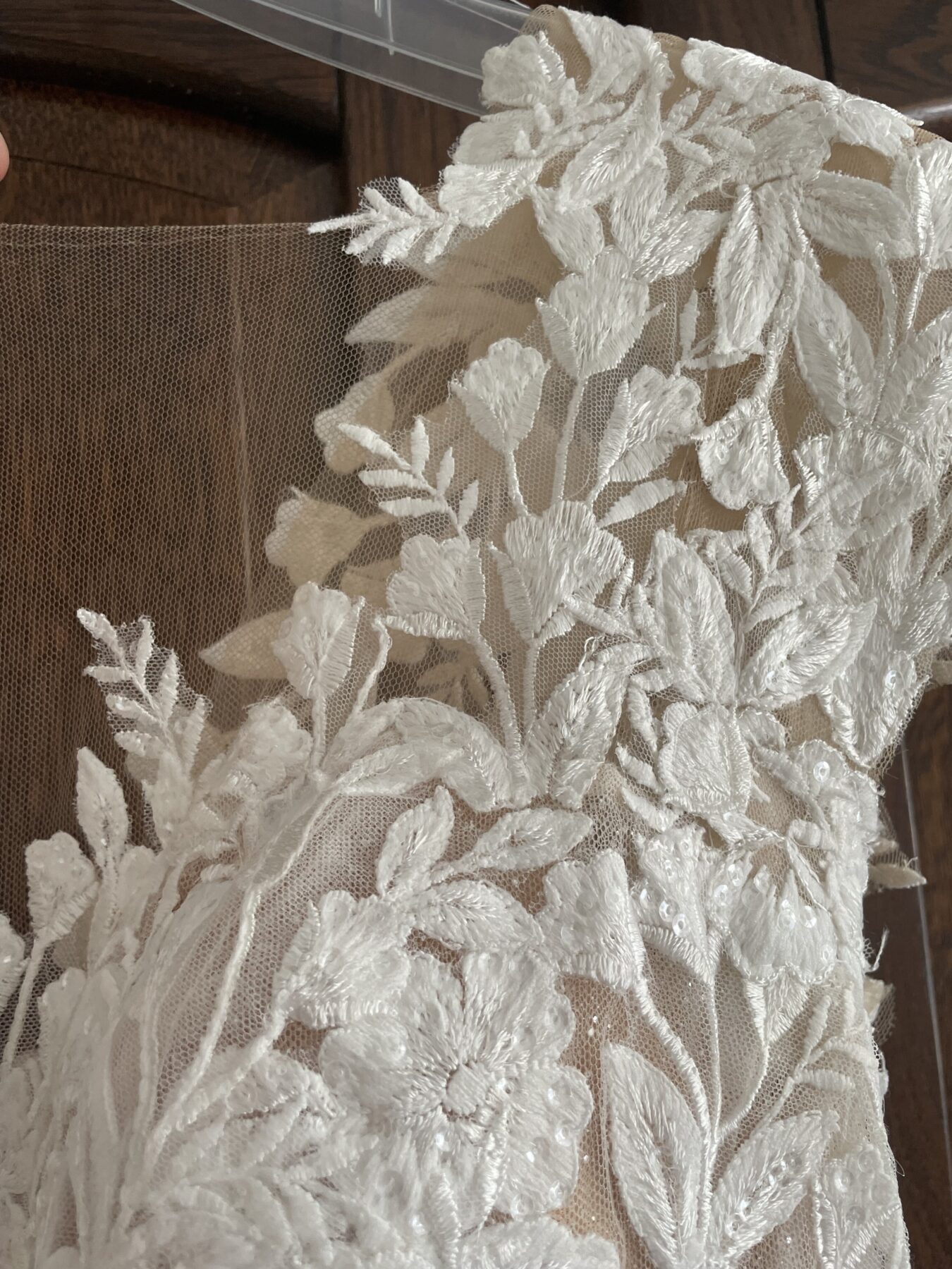 Prachtige trouwjurk met kant en subtiel glitter in tule rok