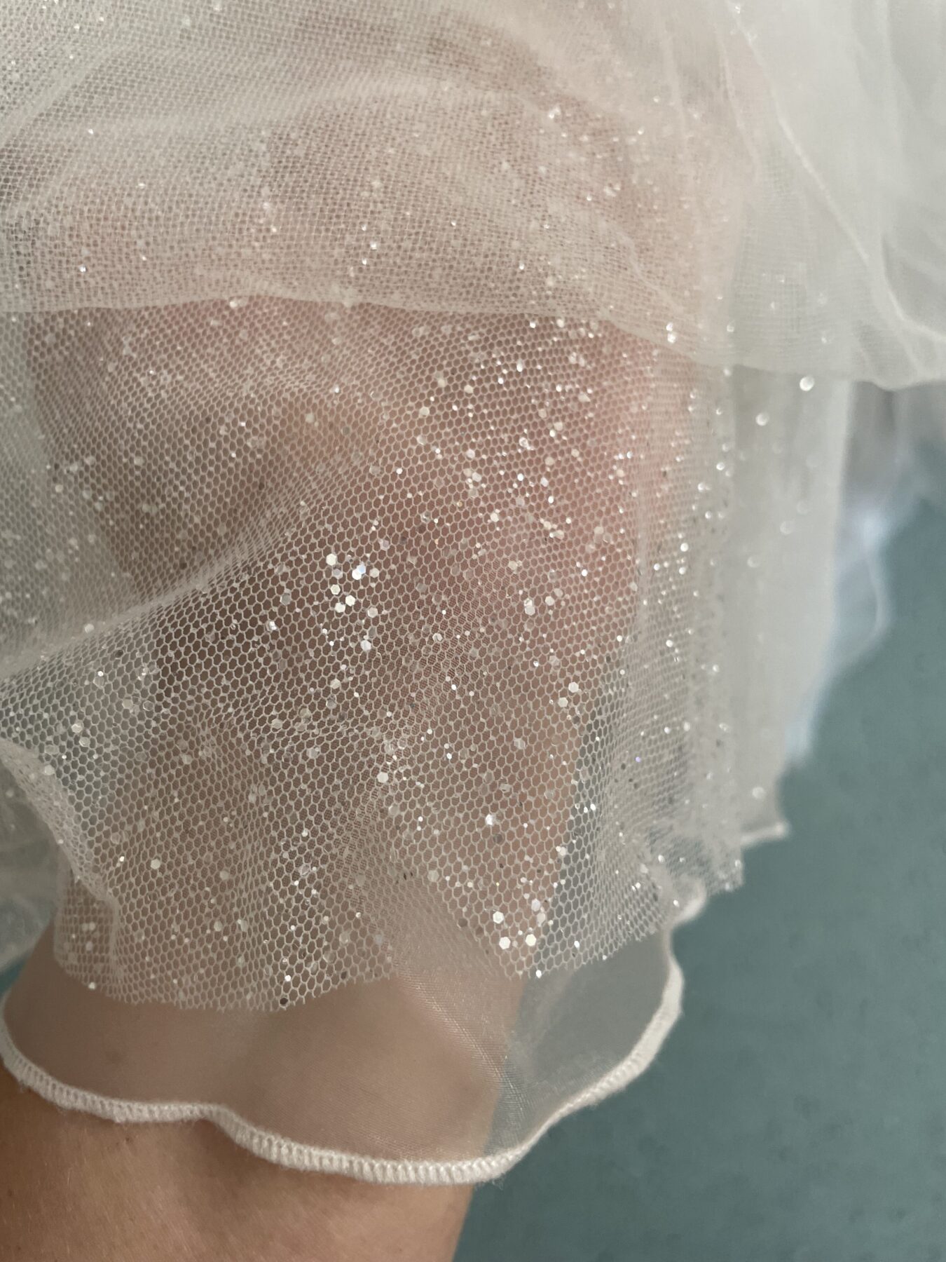 Prachtige trouwjurk met kant en subtiel glitter in tule rok