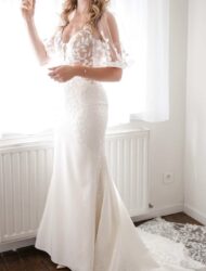 Madi Lane trouwjurk met sleep, mouwen en prachtige blaadjes
