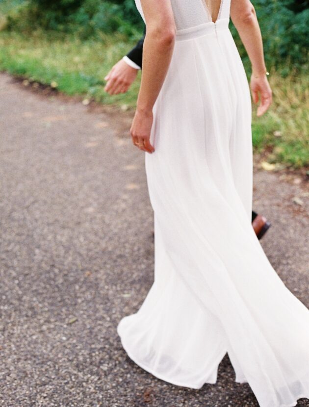 Prachtige trouw jumpsuit met open rug – Light and Lace