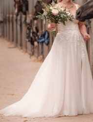 Elegante romantische trouwjurk met lange sleep – prachtig geborduurd kant van Anastasi Nieuwegein
