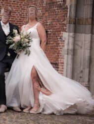 Elegante romantische trouwjurk met lange sleep – prachtig geborduurd kant van Anastasi Nieuwegein