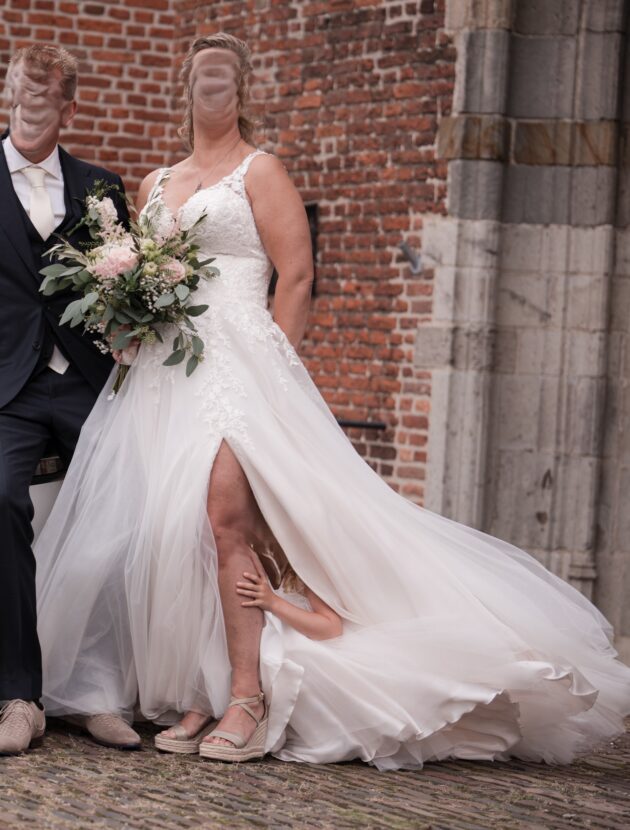 Elegante romantische trouwjurk met lange sleep – prachtig geborduurd kant van Anastasi Nieuwegein