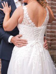Elegante romantische trouwjurk met lange sleep – prachtig geborduurd kant van Anastasi Nieuwegein